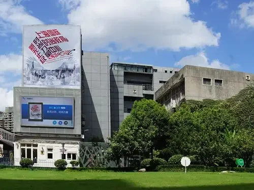 上海纺织工业职工大学校徽
